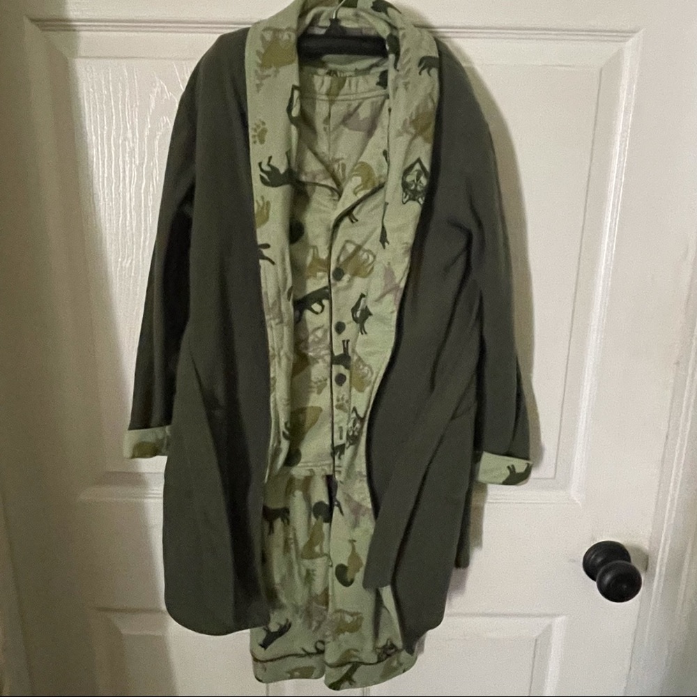 Bass Pro boys sz 7 PJ’s and robe set; 100% polyester; Green and brown wolf print